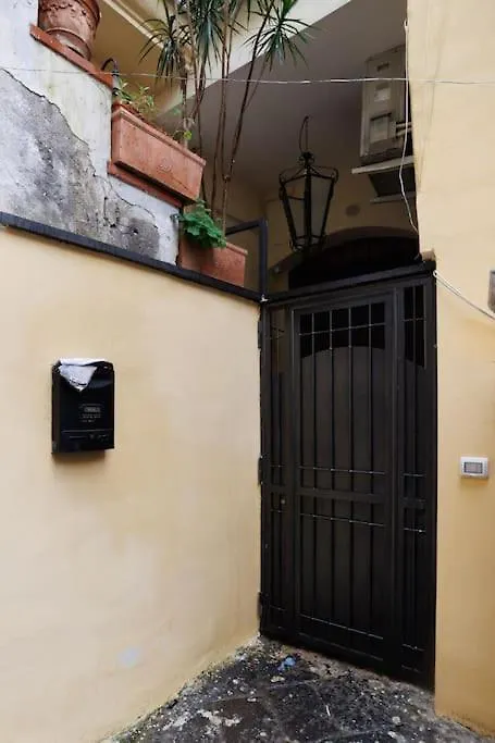 The San Gregorio Armeno Apartment By Houseinnaples
